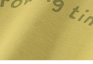 Dettaglio del tessuto in maglia gialla con stampa rowing sul t-shirt estiva