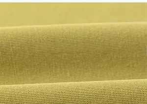 Dettaglio ravvicinato del tessuto a maglia giallo senape per magliette bimbi