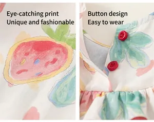 Detail des Erdbeerdrucks auf Baumwollstoff und roter Knopfverschluss am Sommer-Kinderkleid