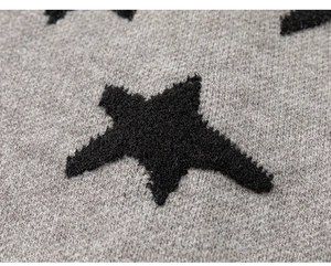 Detail van grijs gebreide stof met zwarte sterpatronen op kleding voor jonge kinderen