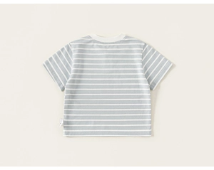 Detailweergave van gestreept baby-T-shirt met zachte geribbelde kraag en fijne afwerking