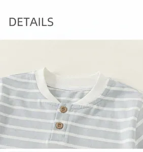 Detail van blauw-wit gestreept katoenen T-shirt met tweeknoops kraag en een geribde halslijn