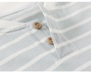Macrodetail van gestreept katoenen T-shirt voor peuters met Henley-kraag en knopen