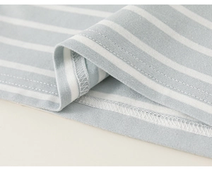 Detail van het blauw-wit gestreepte T-shirt met zoomstiksels en zachte katoenen stof