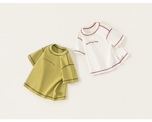 Dettaglio di t-shirt in cotone per bambini con stampa Growing Time e cuciture a contrasto