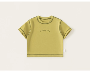 Dettaglio della t-shirt per bambini verde erba con cuciture a contrasto e stampa