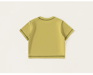 Vista posteriore del t-shirt bimbo giallo senape con cuciture a contrasto verdi