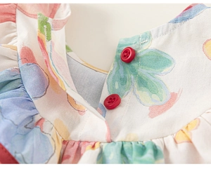Nahaufnahme des Blumen-Sommerkleid-Ausschnitts mit zwei roten Knöpfen und feinen Nähten