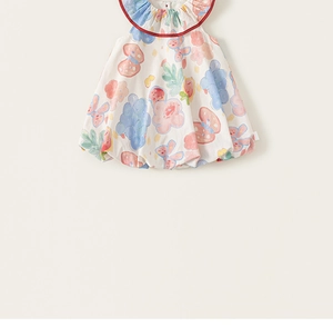 Detail des Baby-Mädchen-Baumwollkleids mit Blumen-Schmetterlings-Prints und Rüschenhals