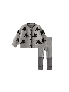 Peutermeisjes tweedelige set met stergebreid vest en grijze patchwork legging voor lente