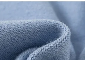 Primer plano de la textura de punto azul suave que muestra detalles de fibras de calidad