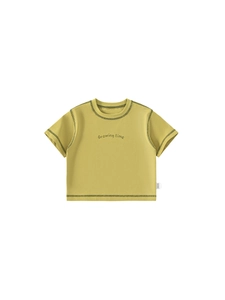 Maglietta estiva per bambini giallo senape con scritta Growing Time e cuciture verdi