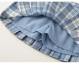 Detalle de falda plisada a cuadros azules con forro interior suave y cómodo integrado