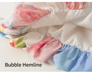 Detailaufnahme von ärmellosem Mädchenkleid mit Ballon-Saum und buntem Aquarell-Druck