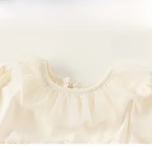 Gros plan d'une robe pour fille avec col rond en dentelle et tissu en coton côtelé doux