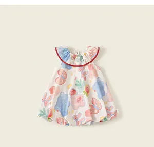 Detail eines ärmellosen Baumwollkleids für Babys mit buntem Schmetterlingsdruck