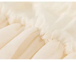 Vue macro détaillée du tissu en maille multicouche et de la couture plissée d'une robe fille