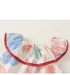 Detail des Mädchen-Baumwollkleid-Ausschnitts mit buntem Blumendruck und Rüschen