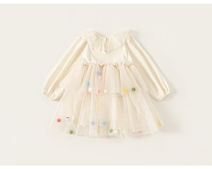 Détail de robe en tulle manches longues pour filles avec pompons colorés et col à volants
