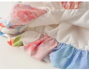 Detail von buntem Doodle-Druck auf Baumwollkleid mit Rüschensaum für Kinder