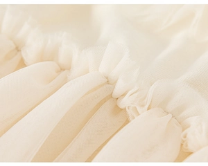 Détail du tissu en tulle beige multicouche avec froufrous plissés pour robe de fée fille
