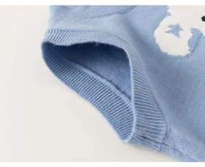 Detalle del chaleco de punto azul claro con jacquard de estrellas blancas y bordes de canalé