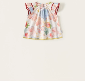 Nahaufnahme vom ärmellosen Baumwollkleid mit Schmetterlingsdruck und roten Volantärmeln