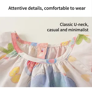 Detail eines weichen Baumwollkleids für Kinder mit U-Ausschnitt und Graffiti-Drucken