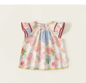 Detail von ärmellosem Baumwollkleid für Mädchen mit bunten Blumen und Erdbeeren