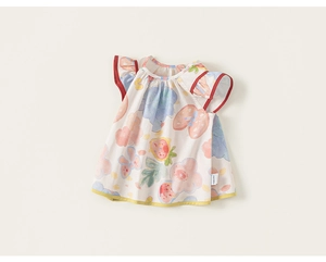 Detail von Baby-Baumwollkleid mit farbenfrohem Aquarell-Blumendruck und Rüschenärmeln