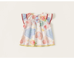 Detailansicht Baumwollkleid mit Blumen Erdbeer Muster und roten Rüschenärmeln für Kinder
