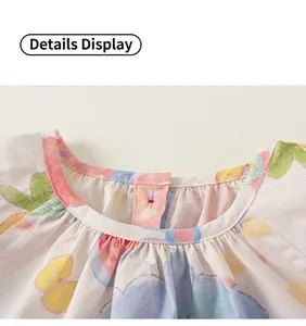 Detail des gefalteten Rundhalsausschnitts an einem Kinderkleid aus Baumwolle mit Schmetterlingen