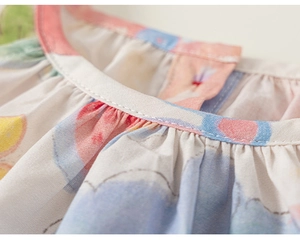 Makrodetail für ärmelloses Kleid für Mädchen mit Rüschenausschnitt und Kunstdruck