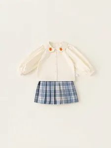 Conjunto niña estilo japonés con camisa crema y falda plisada a cuadros azules