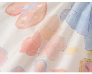 Detail aus weichem Baumwollstoff mit bunten Aquarell-Schmetterlings- und Wolkenmotiven