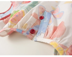 Detail von Mädchen Baumwoll-Sommerkleid mit Fruchtdruck und roten Knopfakzenten