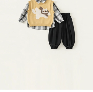 Set con gilet in maglia per bambini, camicia e pantaloni per un look casual