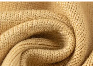 Dettaglio della trama in maglia a coste giallo caldo per questo completo bimbo