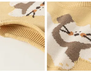 Dettaglio del gilet in maglia con simpatico gatto e bordi a costine per bambini