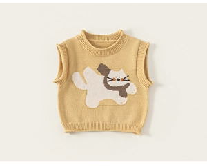 Dettaglio del gilet in maglia per bambini con motivo a gatto e trama a coste giallo zenzero