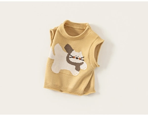 Dettaglio del gilet in maglia giallo per bambini con motivo a gatto e finiture a costine