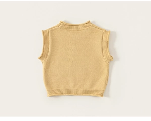 Dettaglio del gilet in maglia gialla per bambini con bordi a coste e trama morbida