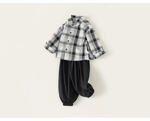 Vista piatta dettagliata di camicia a quadri per bambini e pantaloni casual neri stile jogger