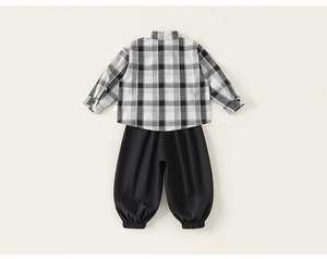 Dettaglio del set due pezzi per bambini con camicia a scacchi e pantaloni jogger neri