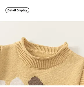 Dettaglio del gilet in maglia gialla con scollo a costine e design color-block alla moda