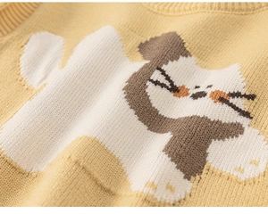 Dettaglio del gilet giallo a maglia con motivo a gatto jacquard e cuciture molto rifinite