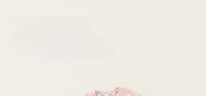 Detailaufnahme des Ausschnitts vom rosa Kinder-T-Shirt mit Logo-Band innen