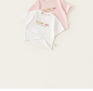 Detail von zwei Kinder-Baumwoll-T-Shirts in Rosa und Weiß mit buntem 3D-Puffdruck-Motiv
