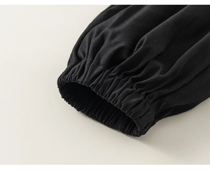 Dettaglio del polsino in tessuto twill nero con elastico e cuciture di alta qualità