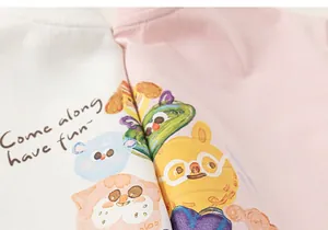 Details von weichen Kinder-T-Shirts aus Baumwolle mit Cartoon-Tiermotiven und Schrift